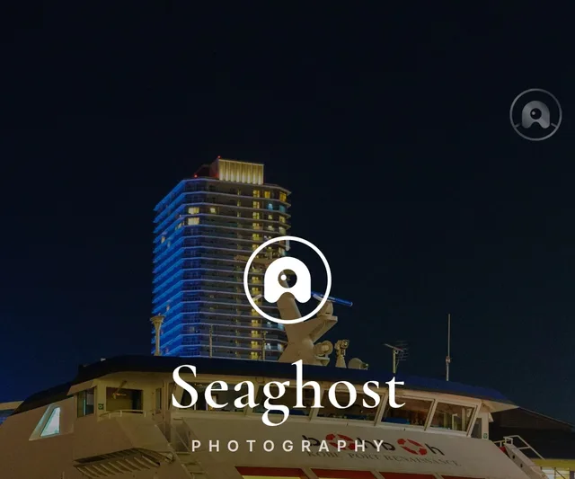 Foto kapal malam hari dengan wordmark Seaghost Photography, dari situs portofolio fotografi terpisah